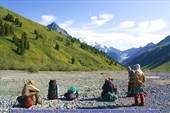 фото 7. Долина реки Катунь. На заднем плане хребет разделяющий в